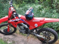 Muž na Znojemsku ujížděl policistům kvůli drogám, navíc bez řidičáku a na kradené motorce