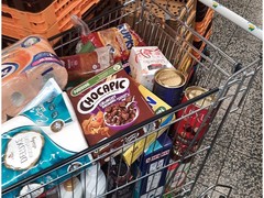 Tohle zloději v Blansku nevyšlo: nákupní vozík naplnil až po okraj, platit se mu ale nechtělo
