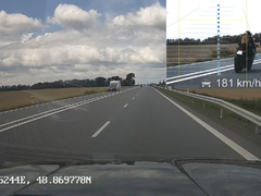 Motorkář u Pohořelic předjel policisty rychlostí 181 km/h, plná čára ho nezajímala