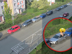 Opilý naháč si v Boskovicích ustlal na střeše cizího auta. V krvi měl přes 3 promile