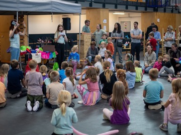 Na Dobříš míří Koťátko zkázy! Nenechte si ujít cirkusově-divadelní komediální duo a další skvělý program