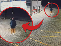 Poznáváte muže na videu? Mohl by objasnit záhadný požár v Novém Strašecí