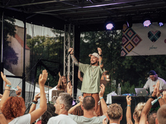 Propoj se s komunitou, která hledá opravdovost. Na Festivalu Napojení se můžeš nadechnout a být sám sebou