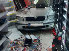 Místo brzdy šlápl na plyn. Řidič v Letovicích prorazil vchod obchodu a najel mezi regály