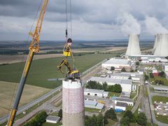 Z Dukovan zmizel komín, který byl první dominantou elektrárny