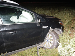Zakázali mu řídit, přesto sedl za volant. Na rovné silnici u Rosic dostal smyk a skončil v poli