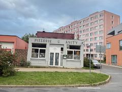 Myší trus a zázemí bez pitné vody. Inspekce dočasně uzavřela pizzerii v Neratovicích