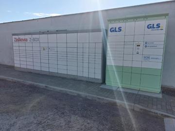 Výdejní boxy Zásilkovny a GLS ve Vranovicích byly přemístěny ke stadionu