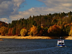 Vydejte se na Svatomartinskou plavbu po Dalešické přehradě Vydejte se na Svatomartinskou plavbu po Dalešické přehradě