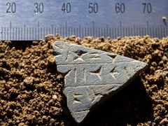 Kateřinská jeskyně odkryla další tajemství: kamennou destičku s klínovým písmem