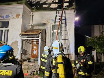 Při požáru tam zemřel muž, teď neudržovaný dům v Bítýšce hořel znovu. Plameny šlehaly ze sklepa