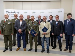 Váleční veteráni v Plzni převzali ocenění. U příležitosti Dne válečných veteránů bylo oceněno 11 vojáků