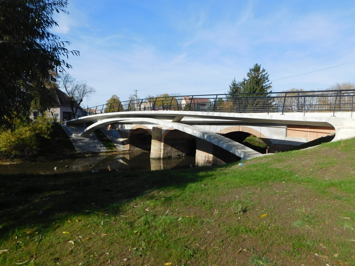 Barokní Pitrův most v Rajhradě 2.jpg