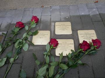 V Moravském Krumlově položili deset Kamenů zmizelých, připomínají zavražděné Židy