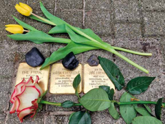 V Berouně připomíná zavražděné Židy 26 stolpersteinů. O všech pojednává kniha Berounské kameny zmizelých V Berouně připomíná zavražděné Židy 26 stolpersteinů. O všech pojednává kniha Berounské kameny zmizelých