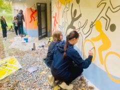 Žáci ZUŠ zachraňují Blasnko před šedí: Jejich muraly mění zastávku i sportoviště