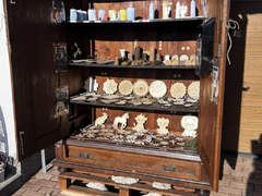 Ve Velké Bíteši vznikla samoobslužná skříň plná ruční tvorby z místní rodinné dílny