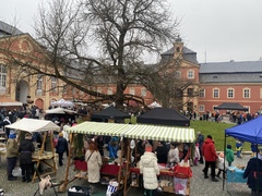 Kouzlo adventu v Dobříši: Zámecké nádvoří ožije 6. prosince vánočními trhy a doprovodným programem