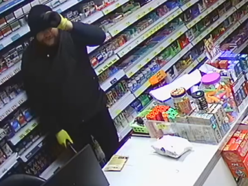 Na hlavě kukla, v ruce sekáček. Poznáte muže, který přepadl prodejnu v Nučicích?