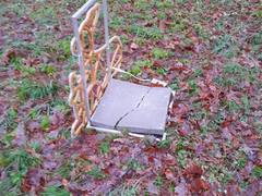 Ostuda v Nymburce. Vandalové zdemolovali vánoční hru, zvířata naházeli do Labe