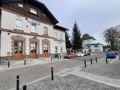 Rekonstrukce parkoviště u nádraží je hotová. Nové P+R nabízí 122 míst