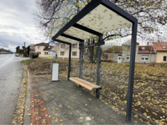 Autobusová zastávka v ulici Nádražní v Hustopečích je hotová