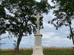 Kamenný kříž v Třešňovce se dočkal zasloužené opravy