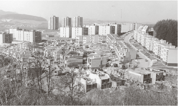  veškeré rozestavěné stavby komplexní bytové výstavby. Pokračovala výstavba penzionu na ulici Písečné. Městská rada rozhodla o změně názvu ulice Rudé armády na Masarykovu. Nákupní středisko na Písečné získaly do pronájmu Strojírny a slévárny, s. r. o., Blansko. Obchodní středisko na Zborovcích získal nový majitel s. r. o. AVAX BRASSI Adamov. V září zahájilo svoji činnost Speciální pedagogické centrum pro mentálně postižené jako součást Speciální školy pro děti s více vadami v Blansku, Žižkova 27. Od 10. února 1994 se město stalo zřizovatelem Nemocnice Blansko. V listopadu zahájil svoji činnost Městský penzion v Blansku – Domov pokojného stáří a oblastní charita byla pověřena obstaráváním služeb pro jeho obyvatele. V tomto roce se uskutečnila oprava fasády na budově Adastu v Blansku – tzv. Hrad. Městské zastupitelstvo v Blansku v květnu 1994 rozhodlo o prodeji bytů ve vybraných obytných domech na ul. Mahenova 12, 14, Seifertova 8, 10, 12, Sadova 5, Dvorská 8 a Jungmannova 10. Ceny bytů se pohybovaly v rozmezí od 20 do 55 tisíc Kč. V listopadu 1994 byla poklepáním základního kamene zahájena výstavba Zahradního města Blansko – Češkovic.  Pavel Svoboda Výstavba sídliště Zborovce archiv Pavla Svobody