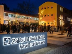 U základní školy Hutník ve Veselí se slavnostně otevřelo nové veřejné prostranství