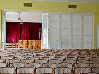 FOTO: Sál Besedního domu ve Vyškově má opravené předělové dveře