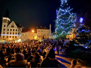 Advent v Hustopečích jsme zahájili na náměstí u punče