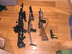 Samopaly, granáty a tři sta gramů pervitinu. Tak to vypadalo v drogovém doupěti na Ivančicku Samopaly, granáty a tři sta gramů pervitinu. Tak to vypadalo v drogovém doupěti na Ivančicku