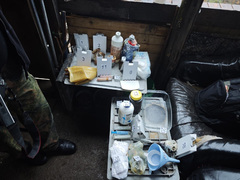 Muž vyráběl pervitin v nenápadné chatce na Šlapanicku, pro léky posílal bezdomovce