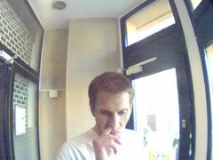 Znáte muže z fotky? V Kladně vybíral peníze z kradené platební karty