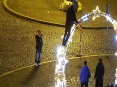 Riskoval kvůli vysněné fotce. Mladík lezl po vánoční výzdobě v centru Kutné Hory