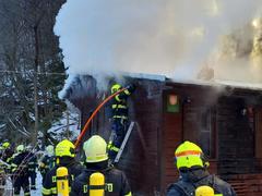 Těžký terén a chata v plamenech. Hasiči zasahovali u požáru na Ivančicku