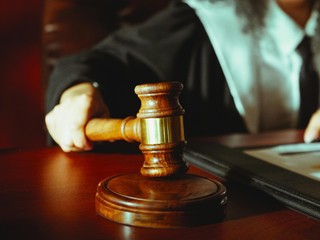 Šéf Městského úřadu v Čáslavi se dostal do funkce podvodem, radnici připravil o miliony korun