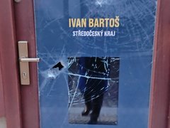 Na kancelář Ivana Bartoše v Kutné Hoře sekerou zaútočil výtržník, rozbil sklo a zanechal vzkaz