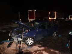 Opilý řidič u Mikulova ignoroval dopravní značku, vjel přímo do cesty náklaďáku