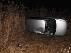 Opilý mladík nezvládl ledovku a skončil v příkopu. Auto si půjčil bez dovolení