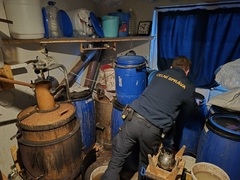 Celníci na Kyjovsku odhalili tajnou palírnu, muži hrozí pokuta 10 milionů