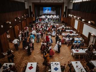 OBRAZEM: První Krojový ples ve Slavkově u Brna přilákal milovníky folkloru i tance