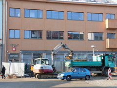 Rekonstrukce náměstí ve Velkém Meziříčí se po vynucené přestávce znovu rozběhla