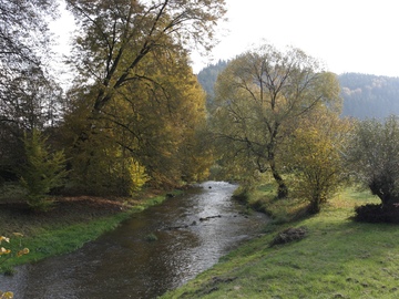 Muž u Tišnova natočil, jak rozvodněná řeka strhla lávku, která zkracuje místním cestu na pivo