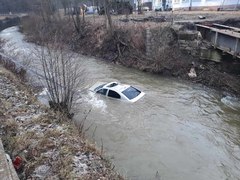 Rychlá jízda se vymstila řidiči v Blansku. Po smyku skončil v řece, útočiště našel na střeše auta