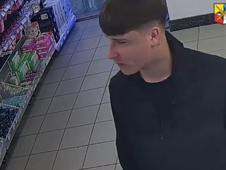 Poznáte mladíka na videu? Policisté ze Slánska po něm pátrají kvůli závažnému podvodu