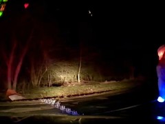 Pervitin a zákaz řízení: řidič skončil v poli u Troubska, policistům ujížděl od Modřic