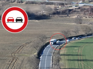 Řidiči u Kyjova porušili zákaz a nebezpečně předjížděli, usvědčil je dron
