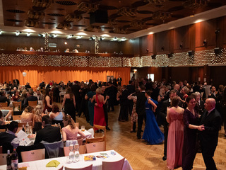 Benefiční ples Benatura v Hodoníně vynesl 200 tisíc korun pro děti a klienty  Zeleného domu pohody