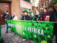 OBRAZEM: Mělník se zahalil do zelené. Oslavy svatého Patrika přilákaly na Náměstí Míru stovky lidí